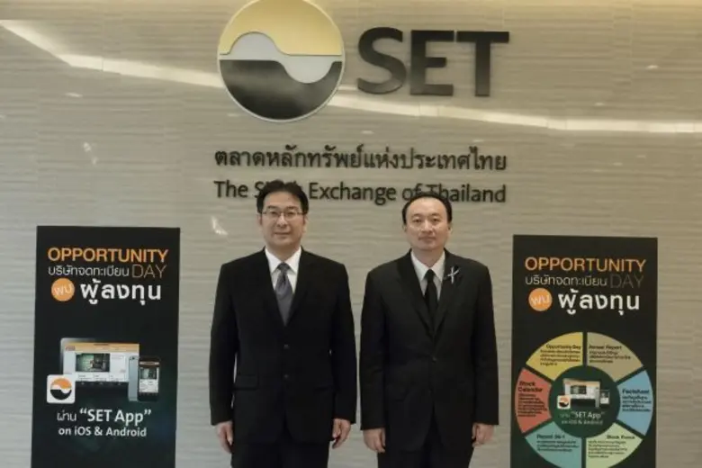 นายชาญชัย พันธุ์โสภา (ขวา) กรรมการผู้จัดก...