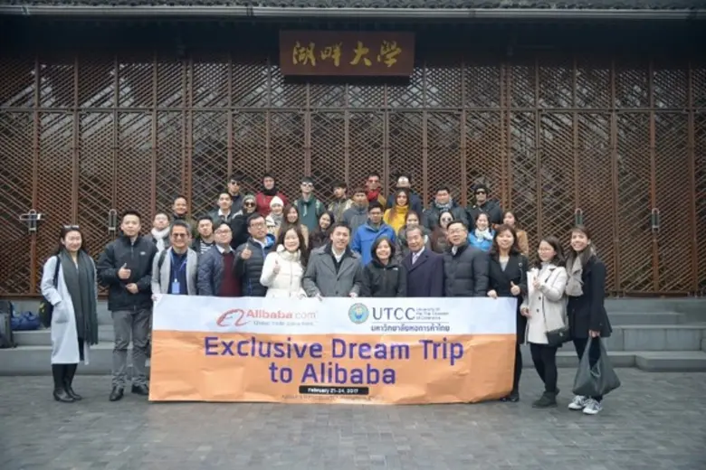 มหาวิทยาลัยหอการค้าไทย นำโดย รศ. ดร.เสาวณ...