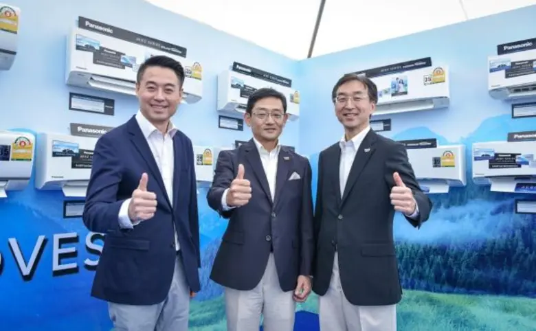 นายทาเคชิ โนะโมโตะ (กลาง) ประธานเจ้าหน้าท...