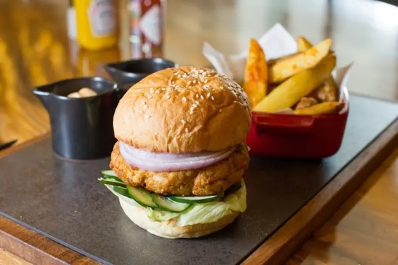 กูร์เม่ต์บาร์ ณ โรงแรมโนโวเทล กรุงเทพ สุข...