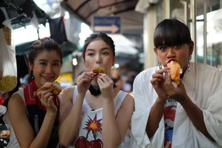 รายการ "#TEAMGIRL" โดย 3 สาวพิธีกร "เอสเธ...