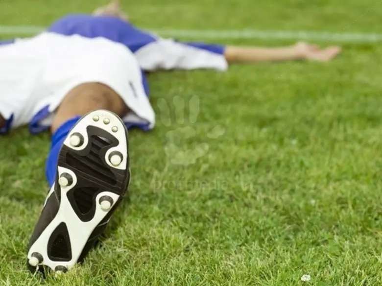 นักกีฬาฟุตบอลหัวใจวายเสียชีวิตขณะฝึกซ้อม ...