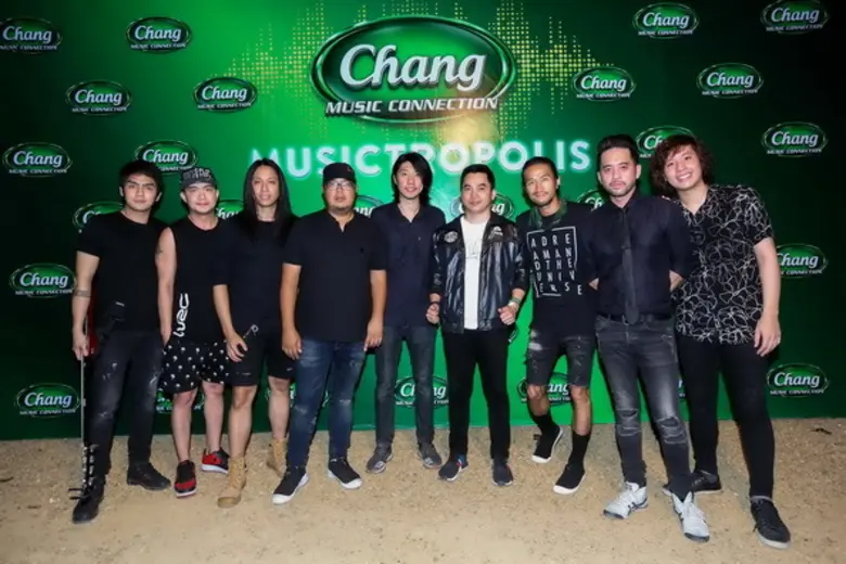 นายวรวุฒิ คำป้อม (คนที่ 4 จากขวา) ผู้ช่วย...