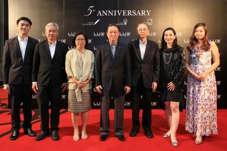 นายก่อศักดิ์ ไชยรัศมีศักดิ์ (กลาง) ประธานกรรมการบริ...