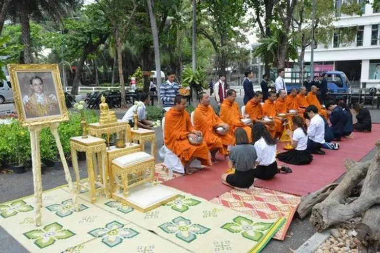 วิทยาลัยการท่องเที่ยวและการบริการ และ วิทยาลัยบัณฑิตศึกษาด้านการจัดการ เป็นเจ้าภาพร่วมทำบุญตักบาตร ถวายเป็นพระราชกุศลแด่ แด่ พระบาทสมเด็จพระปรมินทรมหาภูมิพลอดุลยเดช