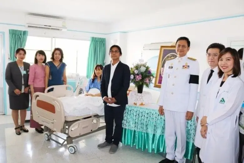 ผู้ว่าราชการจังหวัดเชียงใหม่ อัญเชิญแจกันดอกไม้พระราชทาน ในสมเด็จพระเทพรัตนราชสุดาฯ สยามบรมราชกุมารี เยี่ยมไข้ ณ โรงพยาบาลลานนา