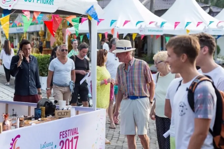 นักท่องเที่ยวและประชาชนนับพันร่วมงานเทศกาลอาหารและดนตรีลากูน่าภูเก็ต ระดมทุนแก่เด็กกำพร้าร่วม 2 ล้านบาท