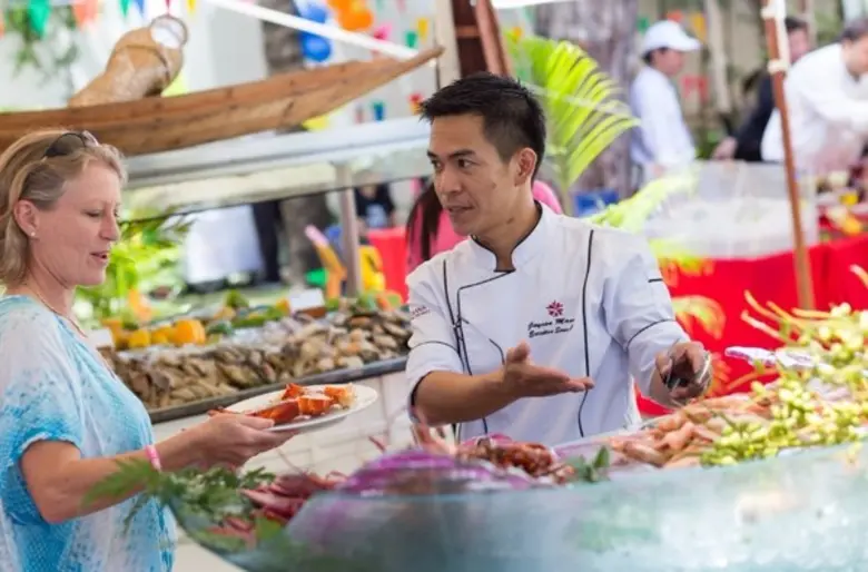 นักท่องเที่ยวและประชาชนนับพันร่วมงานเทศกาลอาหารและดนตรีลากูน่าภูเก็ต ระดมทุนแก่เด็กกำพร้าร่วม 2 ล้านบาท