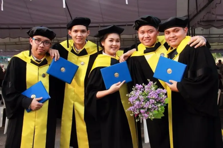 พระเจ้าวรวงศ์เธอ พระองค์เจ้าโสมสวลี พระวรราชาทินัดดามาตุ เสด็จเป็นประธานในพิธีประทานปริญญาบัตรแก่ผู้สำเร็จการศึกษาจากมหาวิทยาลัยอีสเทิร์นเอเชีย ประจำปีการศึกษา ๒๕๕๗ – ๒๕๕๘