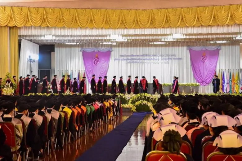 พระเจ้าวรวงศ์เธอ พระองค์เจ้าโสมสวลี พระวรราชาทินัดดามาตุ เสด็จเป็นประธานในพิธีประทานปริญญาบัตรแก่ผู้สำเร็จการศึกษาจากมหาวิทยาลัยอีสเทิร์นเอเชีย ประจำปีการศึกษา ๒๕๕๗ – ๒๕๕๘