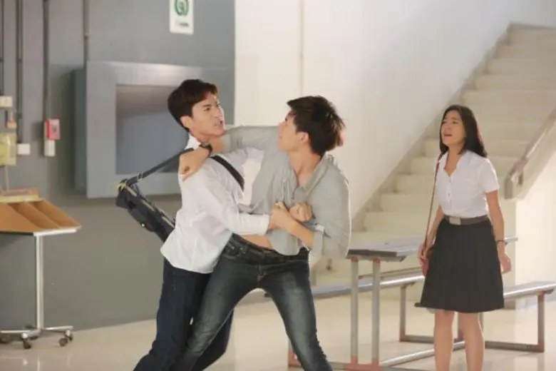 “ไนกี้” หึงจัด ต่อยหนุ่มมุ้งมิ้ง “สายป่าน” “วิลลี่” เข้าห้ามศึกจนหอบแฮก