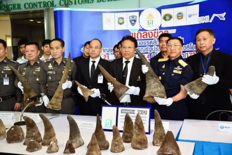 กรมศุลกากร สำนักงานตำรวจแห่งชาติ และกรมอุทยานแห่งชาติ สัตว์ป่า และพันธุ์พืช ตรวจยึดนอแรดลักลอบนำเข้าจาก สหพันธ์สาธารณรัฐประชาธิปไตยเอธิโอเปีย จำนวน 21 นอ น้ำหนักรวม 49.4 กิโลกรัม มูลค่า 173 ล้านบาท