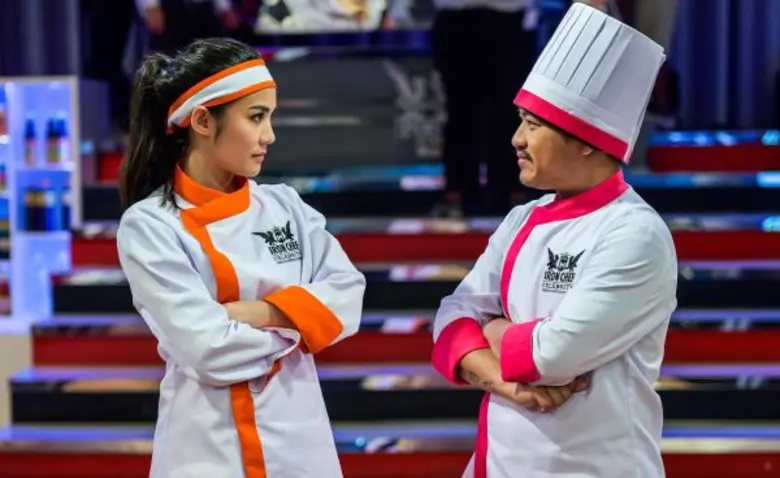 ทีวีไกด์: รายการ "เชฟกระทะเหล็ก ประเทศไทย (Iron Chef Thailand)" “กิ๊บซี่ วนิดา” ปะทะ “อู๊ด เป็นต่อ” สุดยอดเซเลบริตี้เชฟ เชฟกระทะเหล็กประเทศไทย