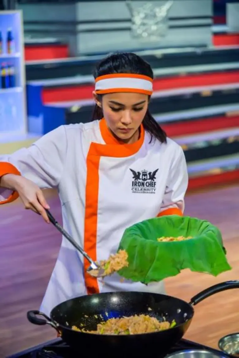 ทีวีไกด์: รายการ "เชฟกระทะเหล็ก ประเทศไทย (Iron Chef Thailand)" “กิ๊บซี่ วนิดา” ปะทะ “อู๊ด เป็นต่อ” สุดยอดเซเลบริตี้เชฟ เชฟกระทะเหล็กประเทศไทย