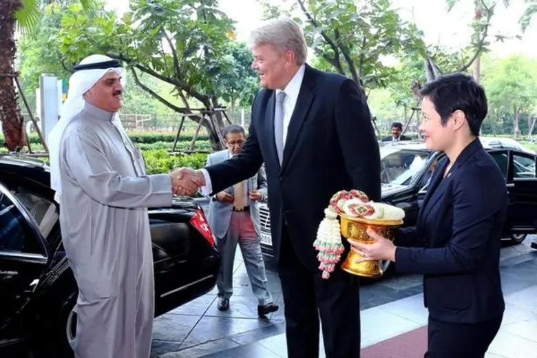 อะหมัด บิน อิบรอฮิม รอชิด อัลมัลลา (ซ้าย)...