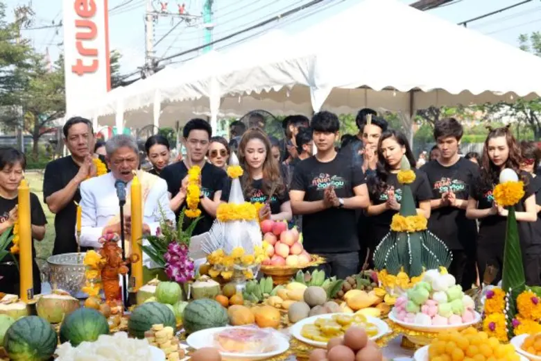 ทรูโฟร์ยู ช่อง 24 ฤกษ์ดีบวงสรวงละครน้ำดี คุณย่าดอทคอม จับคู่ ฟลุ๊ค – นาตาลี ลงจอด้วยกันครั้งแรก พร้อมดารารุ่นใหญ่รุ่นเล็กอีกคับคั่ง