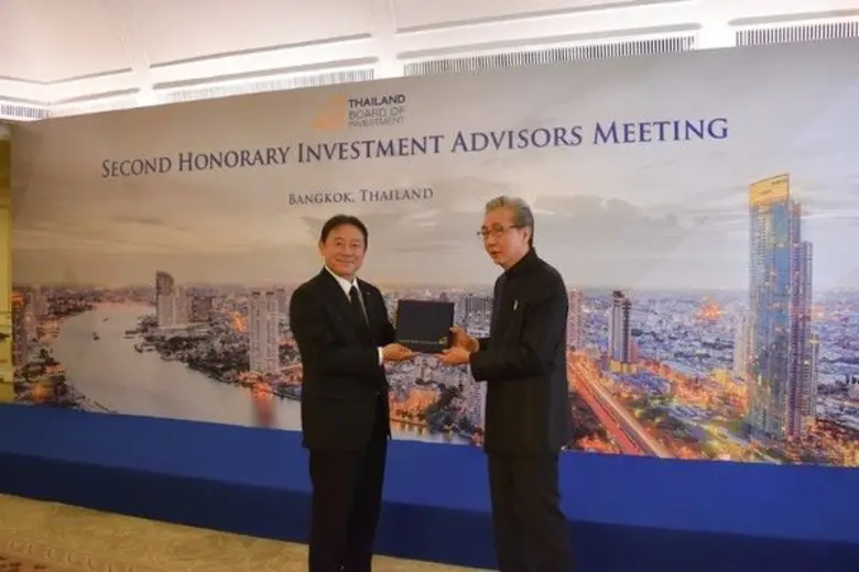 มร.คะโอะรุ คุระชิมะ (ซ้าย) กรรมการผู้จัดก...