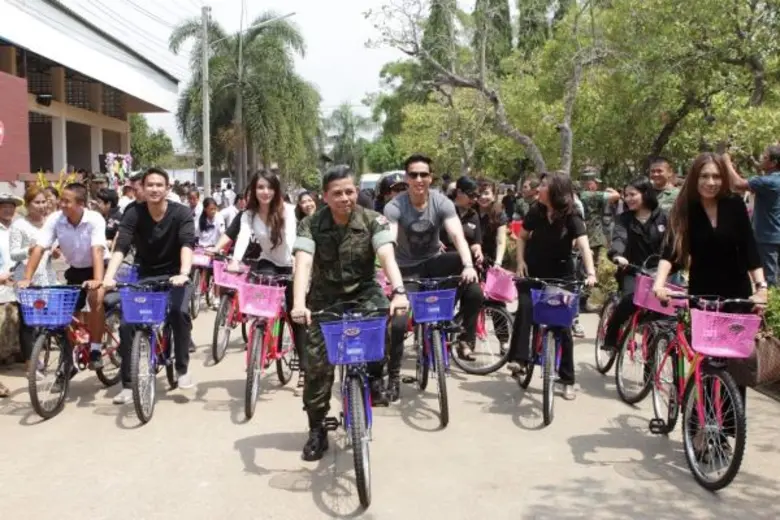 ครอบครัวข่าว 3 นำนักแสดง “บอย – แม็ค – ผ้าแพร” จัดกิจกรรม “โครงการสานฝันแบ่งปันความสุข” ร่วมกับ กองทัพเรือ ที่จังหวัดจันทบุรี