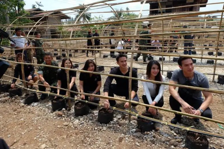 ครอบครัวข่าว 3 นำนักแสดง “บอย – แม็ค – ผ้าแพร” จัดกิจกรรม “โครงการสานฝันแบ่งปันความสุข” ร่วมกับ กองทัพเรือ ที่จังหวัดจันทบุรี