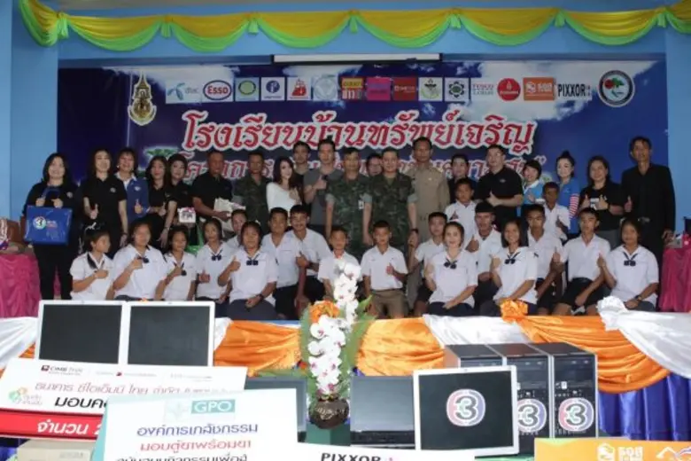 ครอบครัวข่าว 3 นำนักแสดง “บอย – แม็ค – ผ้าแพร” จัดกิจกรรม “โครงการสานฝันแบ่งปันความสุข” ร่วมกับ กองทัพเรือ ที่จังหวัดจันทบุรี