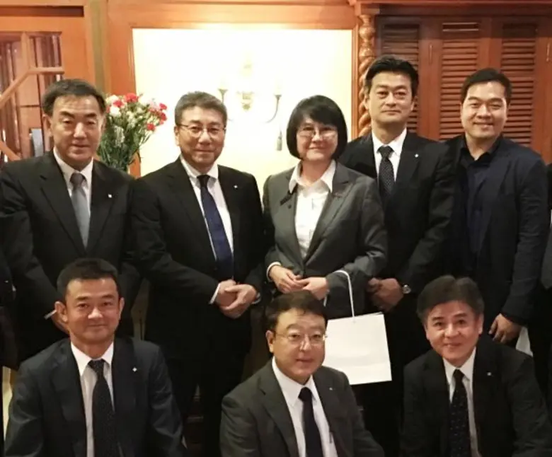 คุณนลินี งามเศรษฐมาศ (กลางบน) ประธานเจ้าห...