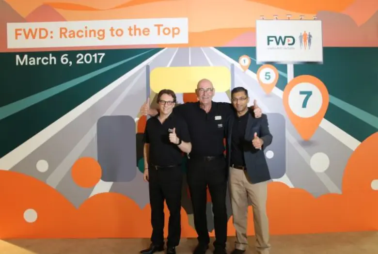 มร.ไมค์ แพล็กซ์ตัน (คนกลาง) ประธานเจ้าหน้...