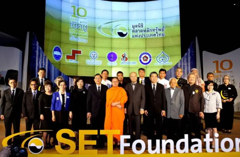 ดร. ชัยวัฒน์ วิบูลย์สวัสดิ์ ประธานกรรมการ และเกศรา ...