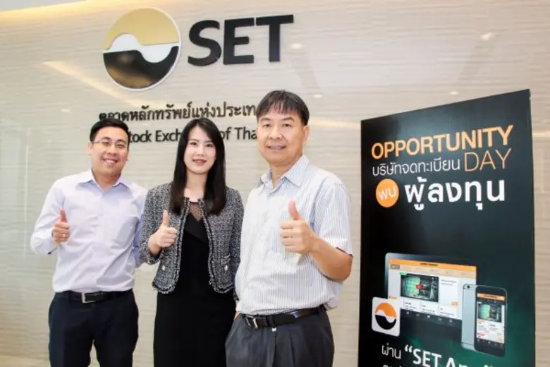 นายนิรันดร์ เชาว์กิตติโสภณ (ขวา) ประธานกร...