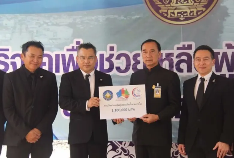 นายออมสิน ชีวะพฤกษ์ (ที่สองจากขวา) รัฐมนต...