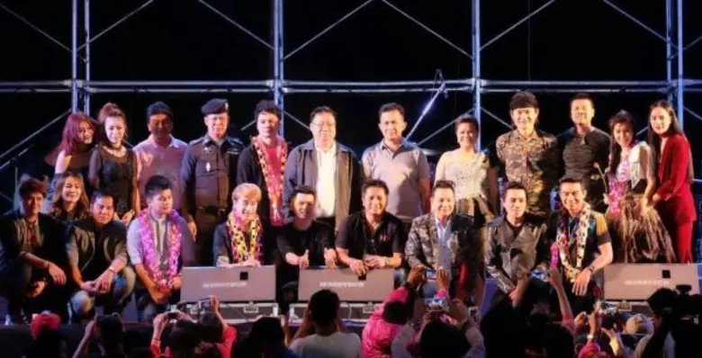 อนุโมทนาบุญ...ศิลปิน อาร์สยาม นำทีมโดย เด...