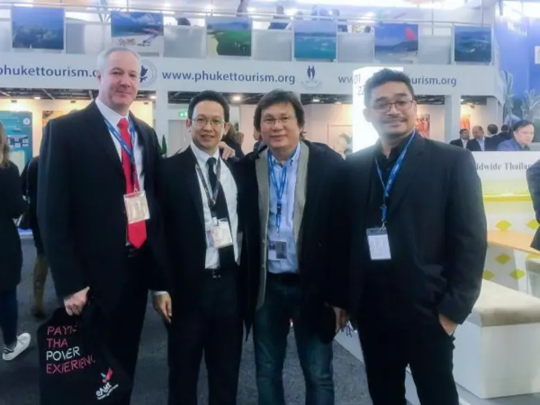 คุณสมบูรณ์ ศุขีวิริยะ (ที่ 3 จากซ้าย) ประ...