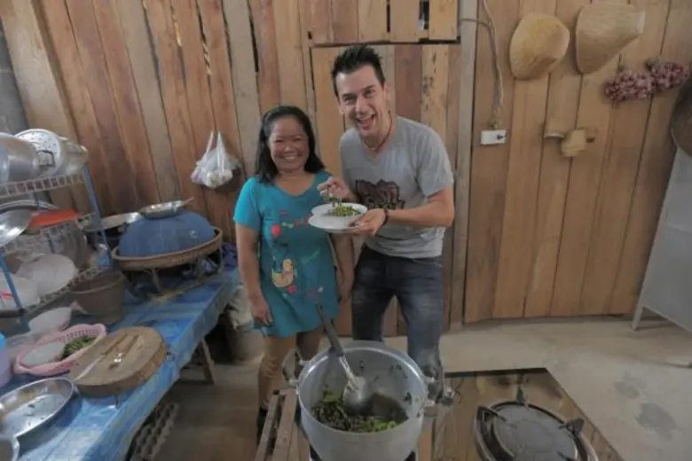 ทีวีไกด์: รายการ "หลงรักยิ้ม" ฝรั่ง 'แดเนียล’ ตะลึงข้าวหลามแปลก หนึ่งปีมีสามวันใน หลงรักยิ้ม