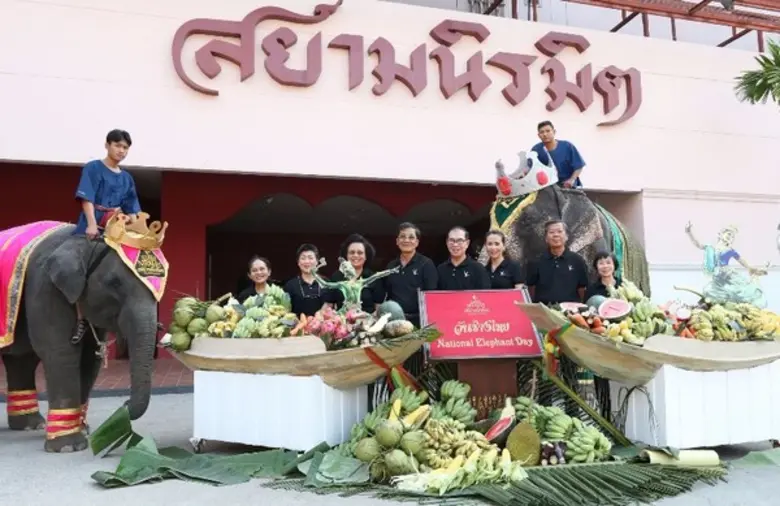 คณะผู้บริหารสยามนิรมิต ร่วมเลี้ยงอาหารช้า...