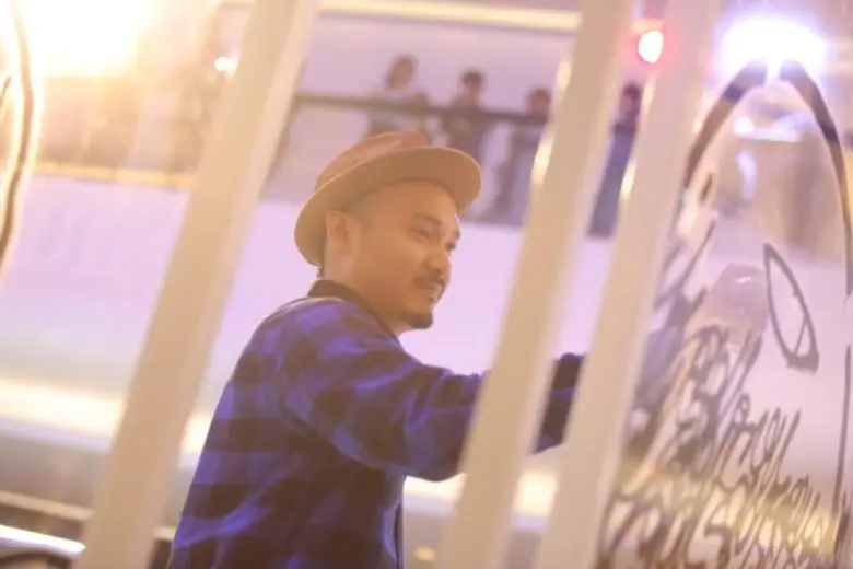 ดีเจพุฒ โชว์ร้องเพลง พร้อมการ live paint ของ Alex Face ศิลปินกราฟิตี้ระดับโลก ในงาน “Central The 1 Credit Card Featuring Alex Face” เปิดตัว “บัตรเครดิต เซ็นทรัล เดอะวัน” และ “บัตรเซ็นทรัล เดอะวัน เฟิร์สช้อยส์”