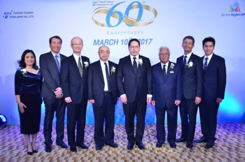 ดร.อุตตม สาวนายน(ที่ 4 จากขวา) รัฐมนตรีว่...