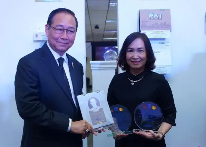 ปฏิทิน-ไดอารี่ ทีโอที “ดั่งของขวัญจากฟากฟ้า..ขอเป็นข้ารองพระบาททุกชาติไป” รับรางวัลสุริยศศิธร ประจำปี 2560