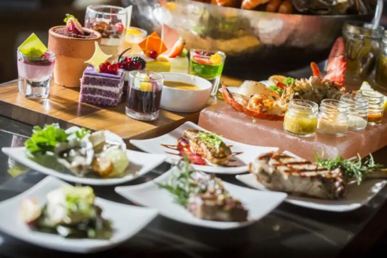 สัมผัสซันเดย์ บรันช์มื้อสายสุดอลังการ ณ ห้องอาหารพาโนรามา โรงแรมคราวน์ พลาซ่า กรุงเทพฯ ลุมพินี พาร์ค