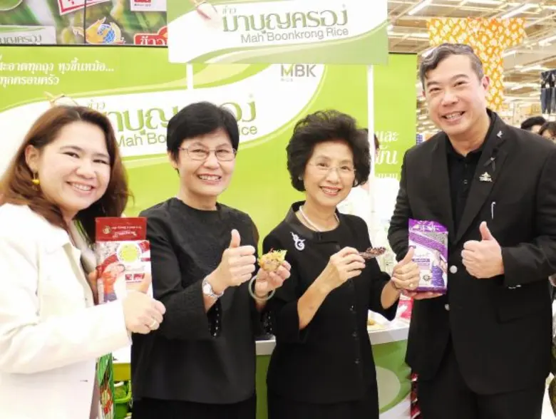 นายสมเกียรติ มรรคยาธร (ขวาสุด) บอสใหญ่บริ...