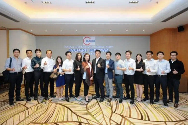 คุณจันทร์จิรา สมัครไทย (ที่ 8 จากซ้าย) ผู...