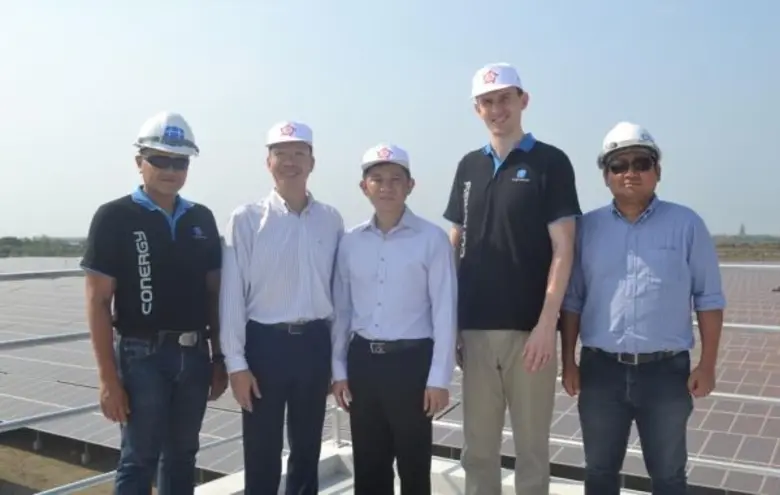 นายวีระพล ไชยธีรัตต์ (กลาง) กรรมการผู้จัด...