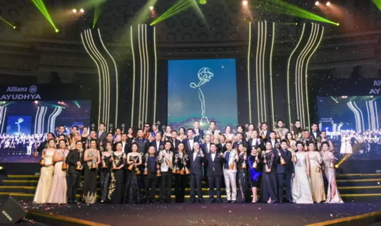 ไบรอัน สมิธ กรรมการผู้จัดการใหญ่และประธาน...