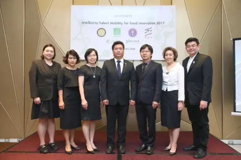 ดร.อัครวิทย์ กาญจนโอภาษ (ที่สี่จากซ้าย) ร...