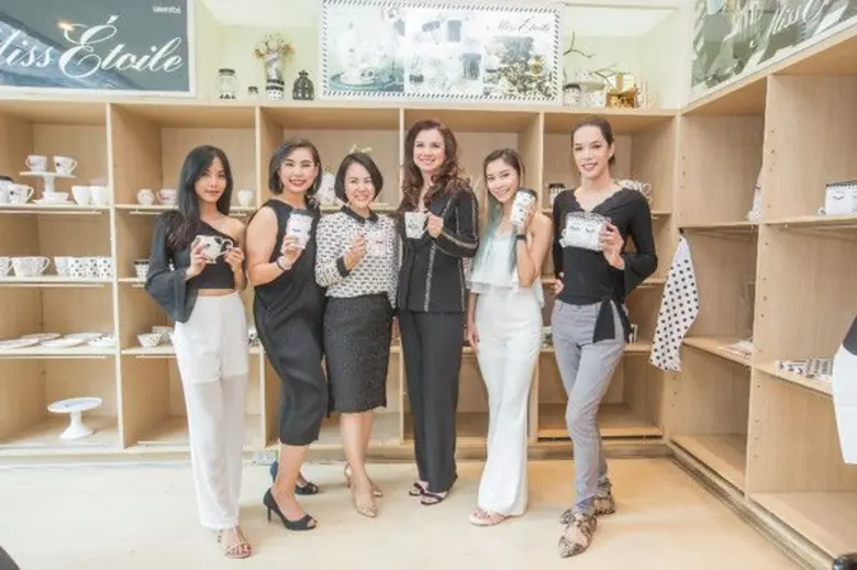 นนทกานต์ ทัพพะรังสี อึง (ที่สามจากขวา) กร...