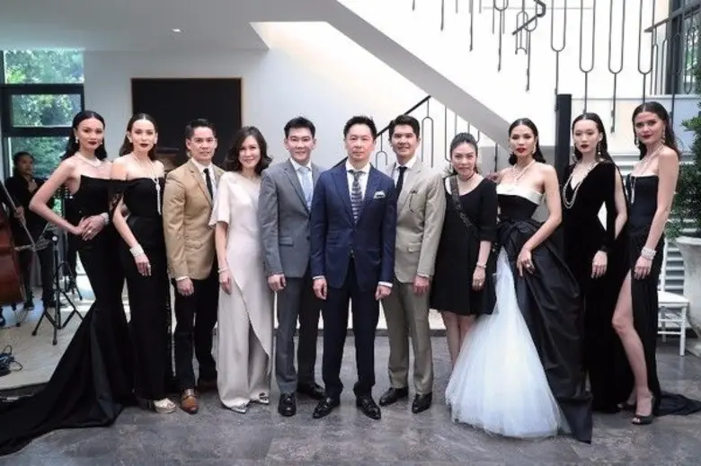 นายกฤษณ์ ณรงค์เดช (กลาง) ประธานกลุ่มเคพีเ...