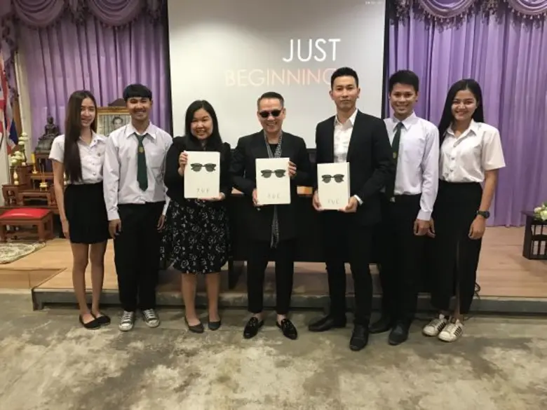 สมบัษร ถิระสาโรช (คนกลาง) แบรนด์แอมบาสเดอ...