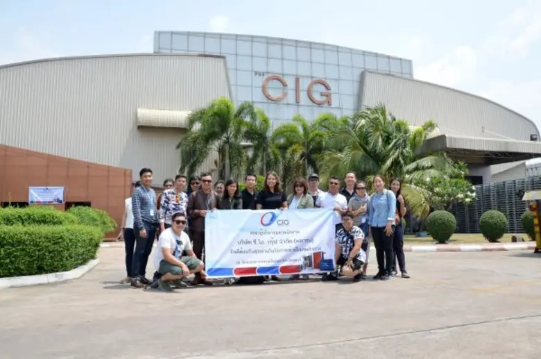 นางสาวรัตนกมล พุ่มเสนาะ (กลาง) ผู้ช่วยกรร...