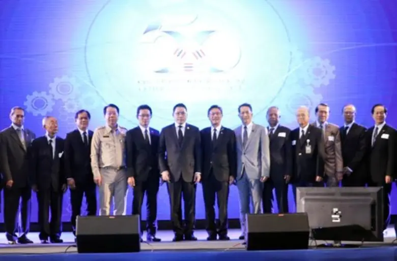 นายมงคล ลีลาธรรม กรรมการผู้จัดการ ธนาคารพ...