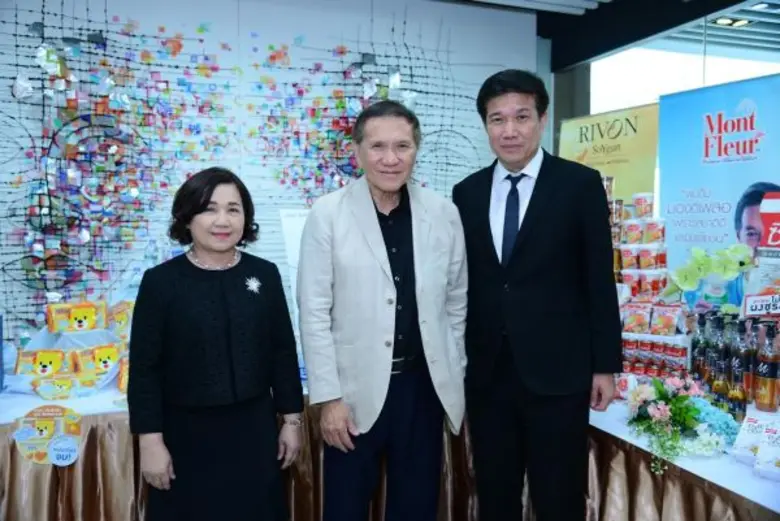 นายบุญชัย โชควัฒนา (กลาง) ประธานกรรมการ บ...