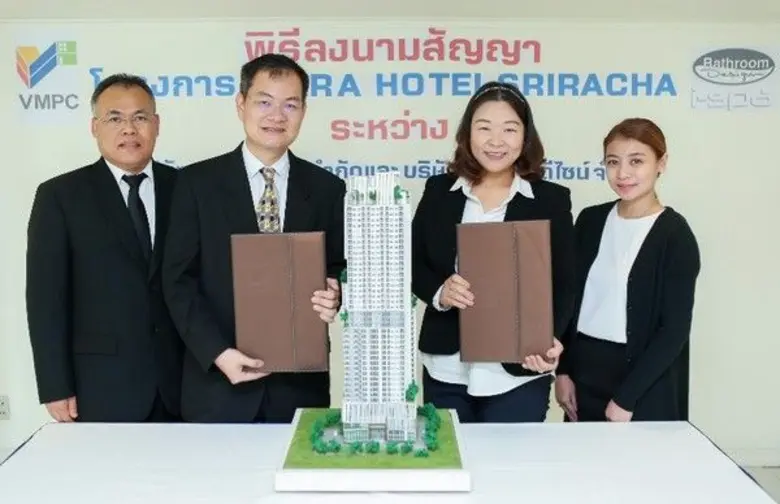 ปริญญา เธียรวร (2 จากซ้าย) ประธานเจ้าหน้า...