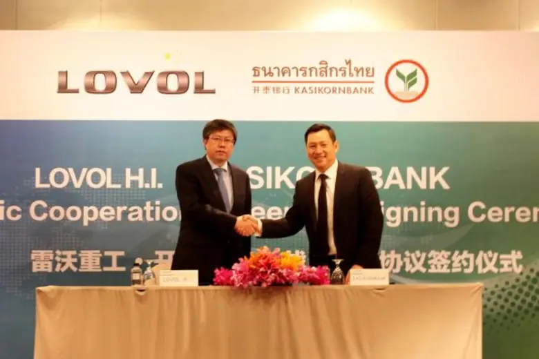 นายอนันต์ ลาภสุขสถิต (ขวา) รองกรรมการผู้จ...